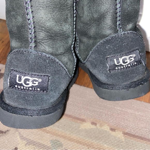 Ugg Kids Classic Sheepskin Boot in Black - Picture 2 of 5